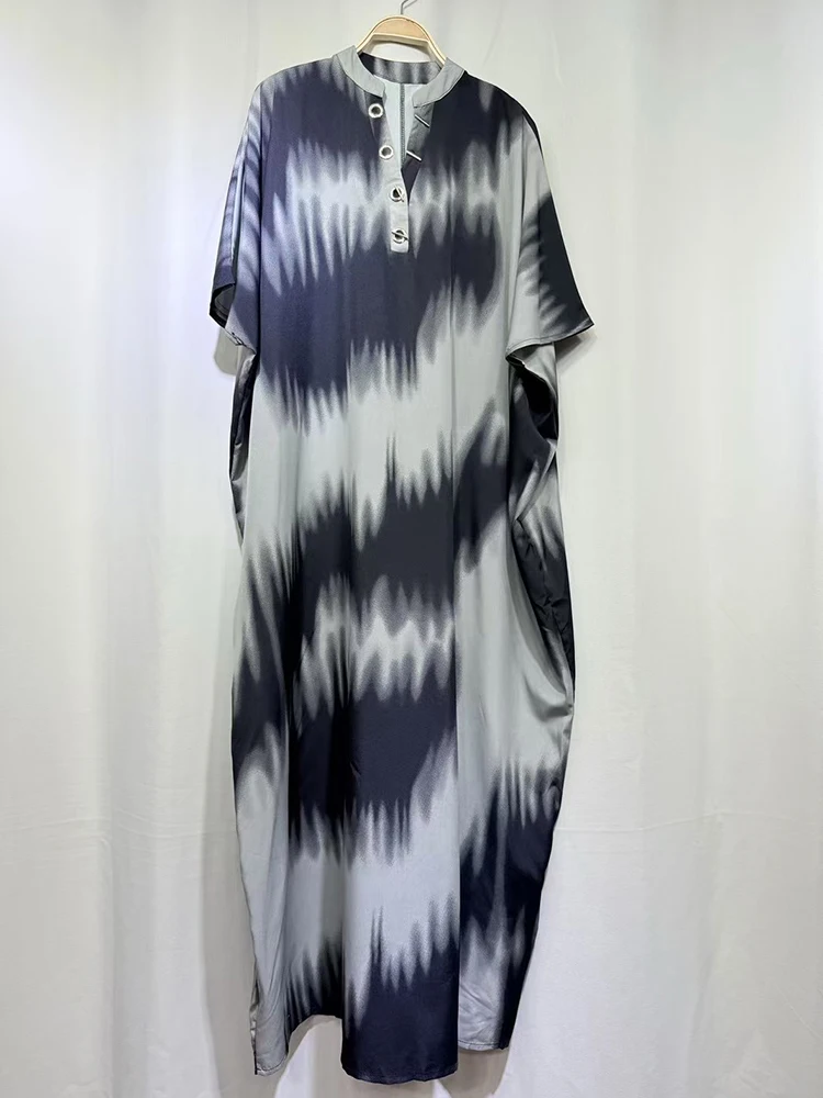 レトロな幾何学模様のプリント、ドアチューブ型の半開襟プルオーバードレス、2025年秋のレディースファッション、ゆったりとしたオーバーサイズのふわふわスカート