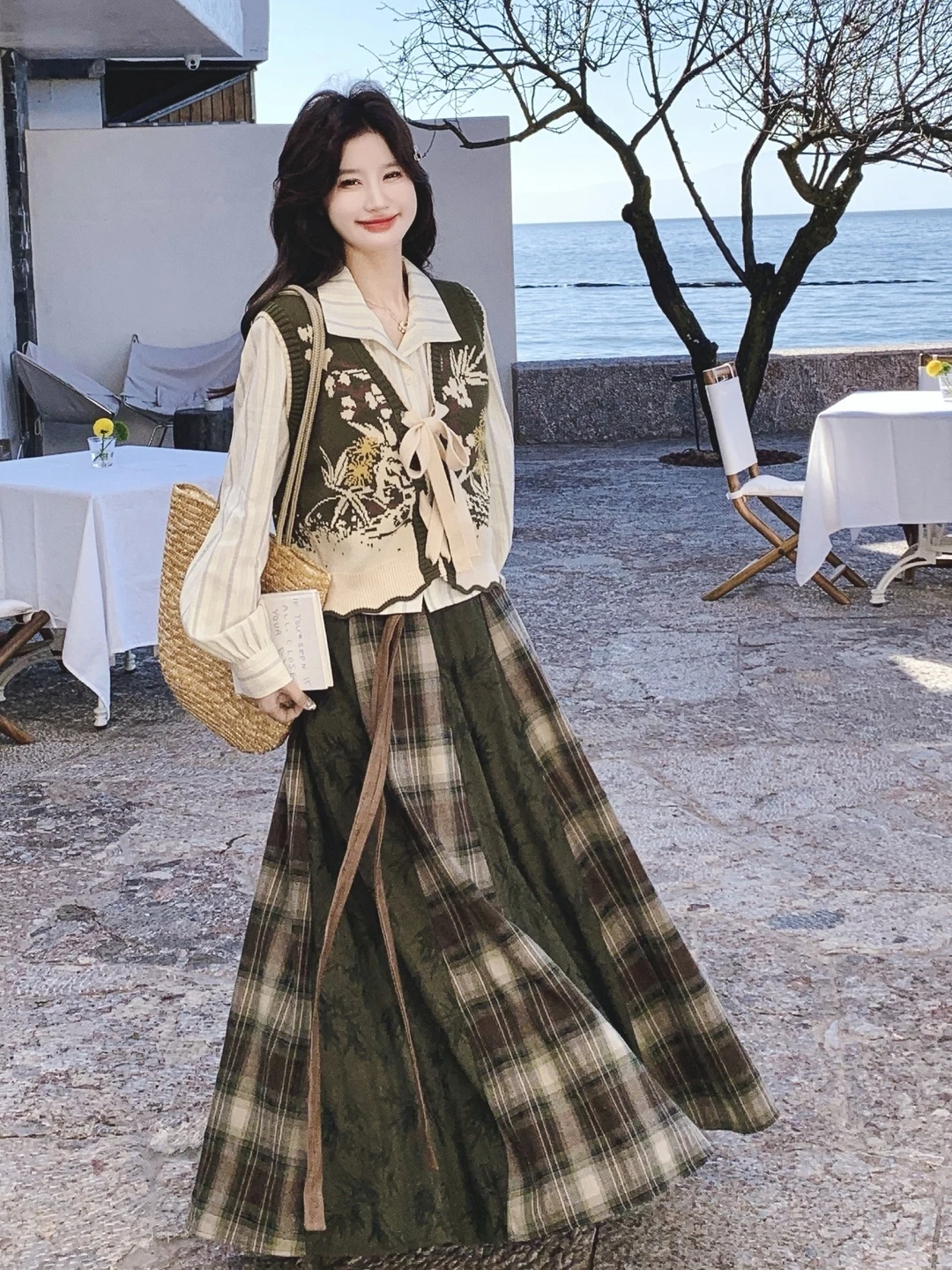 

Весенний комплект 2026: Женская шикарная полосатая рубашка, вязаный жилет и юбка с высокой талией в традиционном китайском стиле, комплект из трех предметов