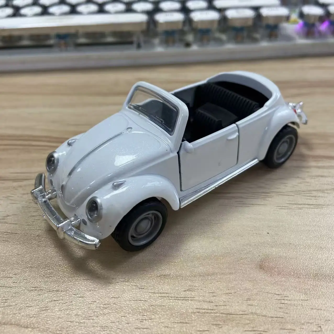 1 Stück, im Beutel verpacktes, klassisches, im Vintage-Stil gehaltenes, aus Zinklegierung gefertigtes Automodell, Retro-Roadster, mit Rückziehfunktion, aufklappbare Seitentüren. – Detail 36