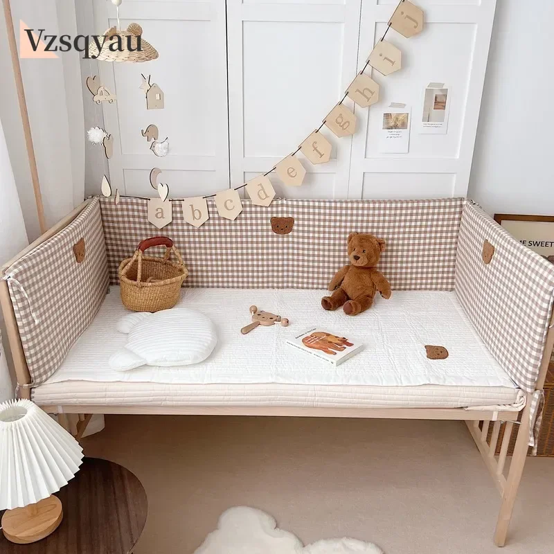 格子漫画刺繍クマ幼児ベビーベッドバンパーパッド幼児用ベビーベッド安全ユニバーサル衝突防止ライナープロテクター