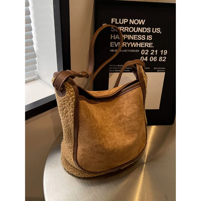 Autumn Winter Plush Bucket Bag Female 2023 New Fashion Large Capacity Lamb Wool Shoulder Bags All-Matching Commuter Tote Pack