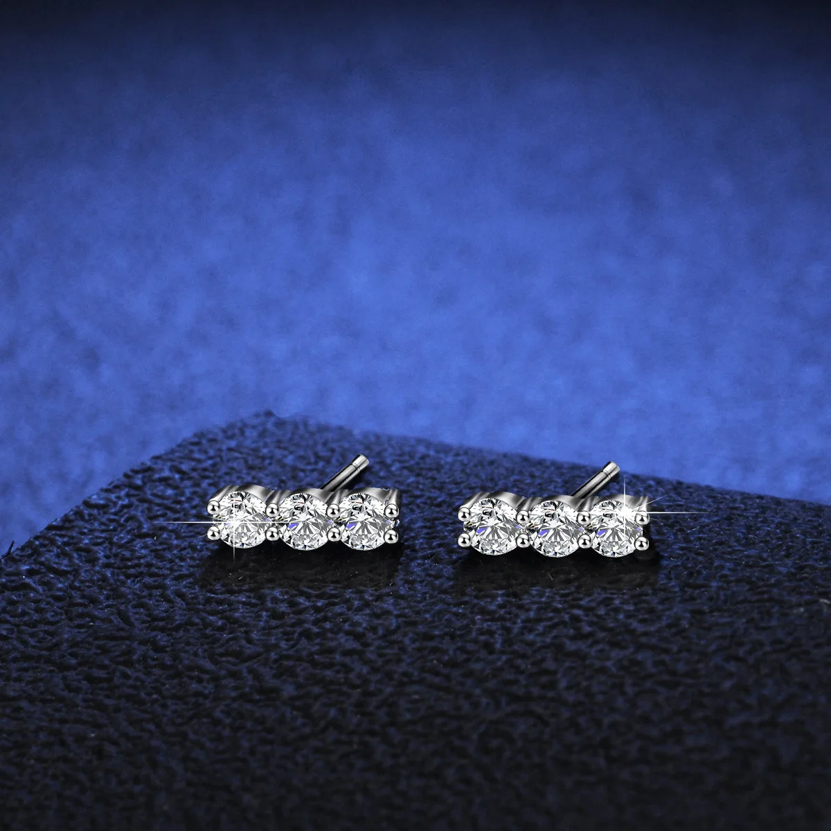 

Lumira Platinum PT950 Women's 3-Diamond Straight-Line Stud Earrings Elegant and Minimalist Wedding Gift Mossanite Ear Jewelry