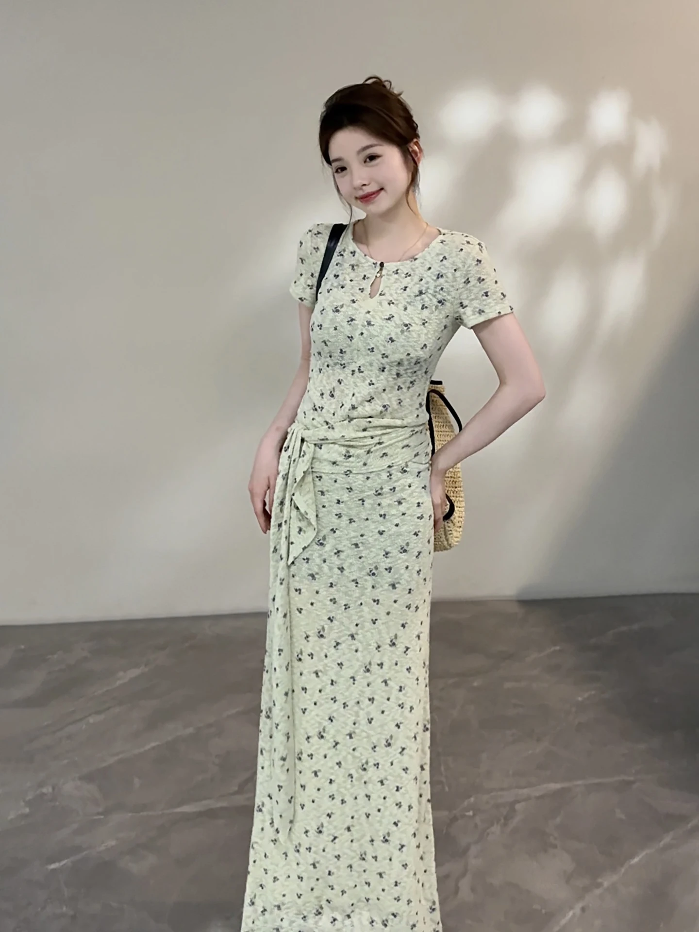 

Летний комплект Song Song: Новое женское платье с цветочным принтом, завязками на талии, коротким рукавом, круглым вырезом и прямой юбкой-трубой, две части