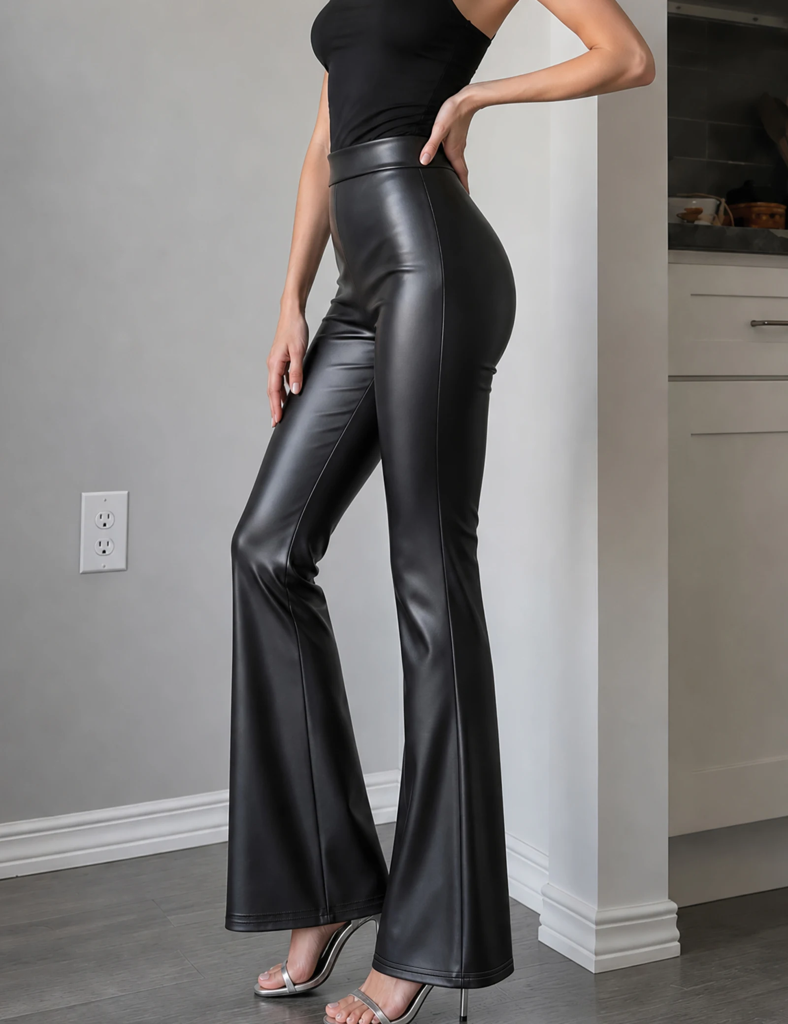 Damen Stretch-Matt-Kunstleder Schmale Schlaghose, Modische Kunstlatex-PU-Schlaghose, Neue Figurbetonte Hose – Detail 3