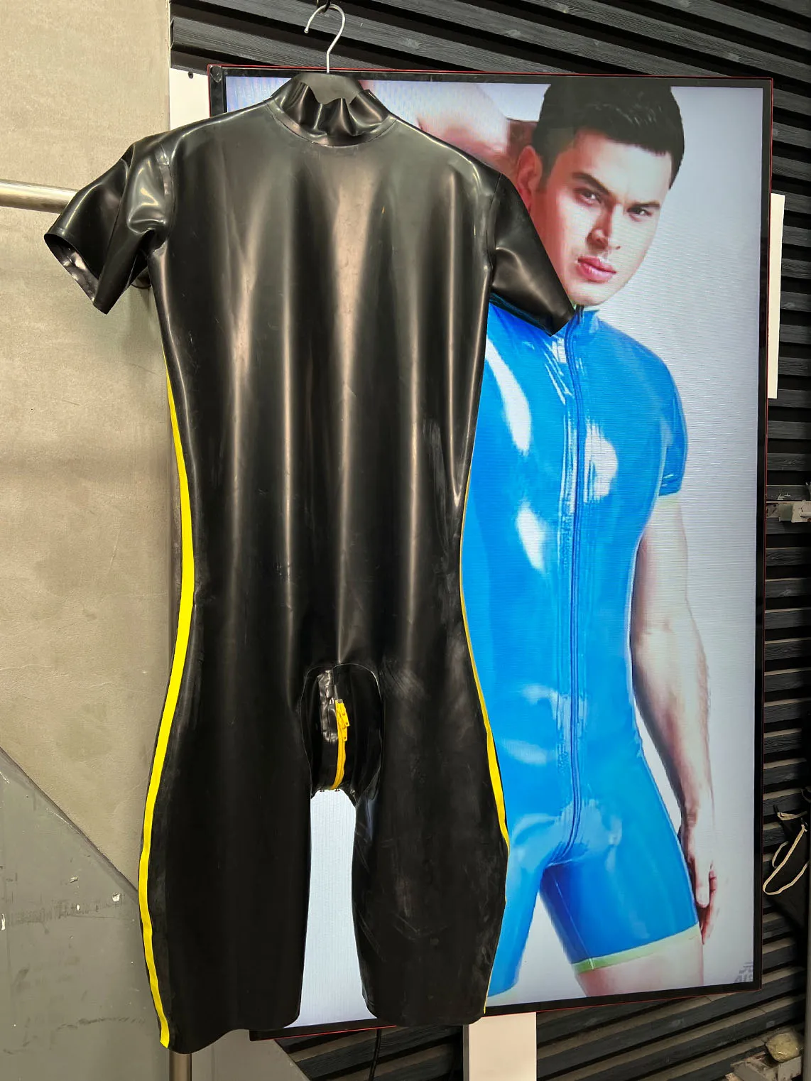 Image of Hochglänzender handgefertigter Kurzarm-Jumpsuit mit Reißverschluss für Sport und Party