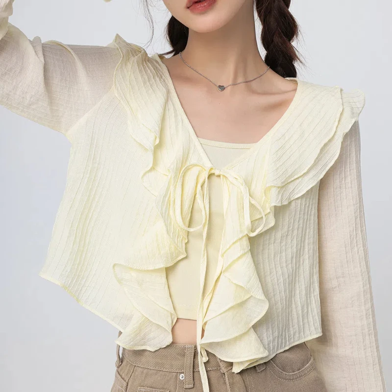 

Милая шифоновая рубашка с расклешенными рукавами и V-образным вырезом с рюшами