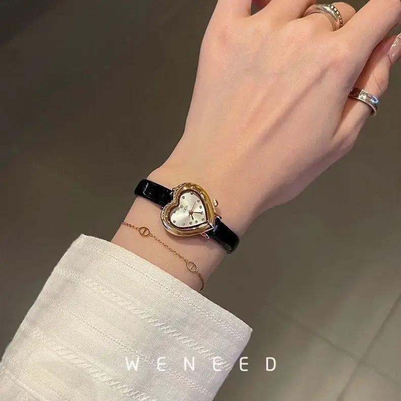 2026 ساعة ريترو جديدة فاخرة معدنية على شكل قلب تصميم عصري غير رسمي رائع مدمج حزام كوارتز ساعة هدية للنساء