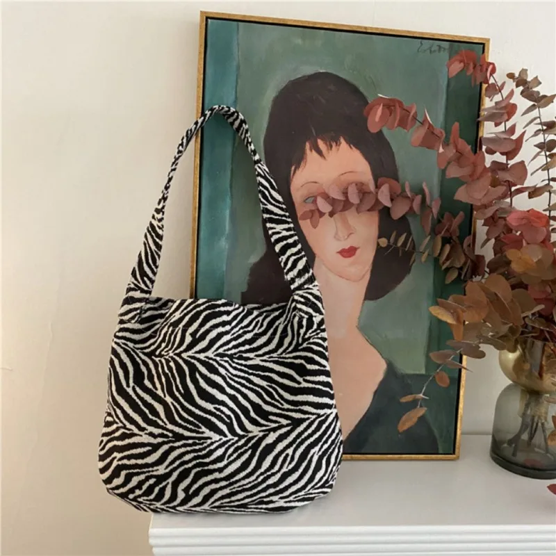 

Large Capacity Black White Zebra Print Casual Women's Shoulder Bag Simple Underarm Canvas Bag Commuter Versatile Tote Bag