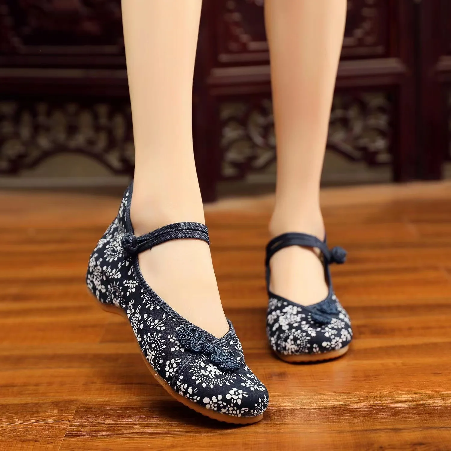 Archaic Style Shoes Old Beijing Cloth Ethnic Embroidered Female Student Height Increasing Insole Dancing Single
