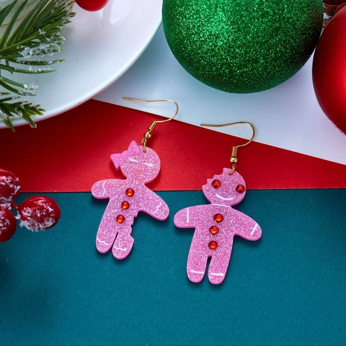 Lustige Ohrstecker mit simulierten Perlen und Weihnachts-Lebkuchenmann-Motiv für Damen, kreative Acryl-Ohrringe mit winkenden Lebkuchen-Männchen, Schmuck – Detail 33