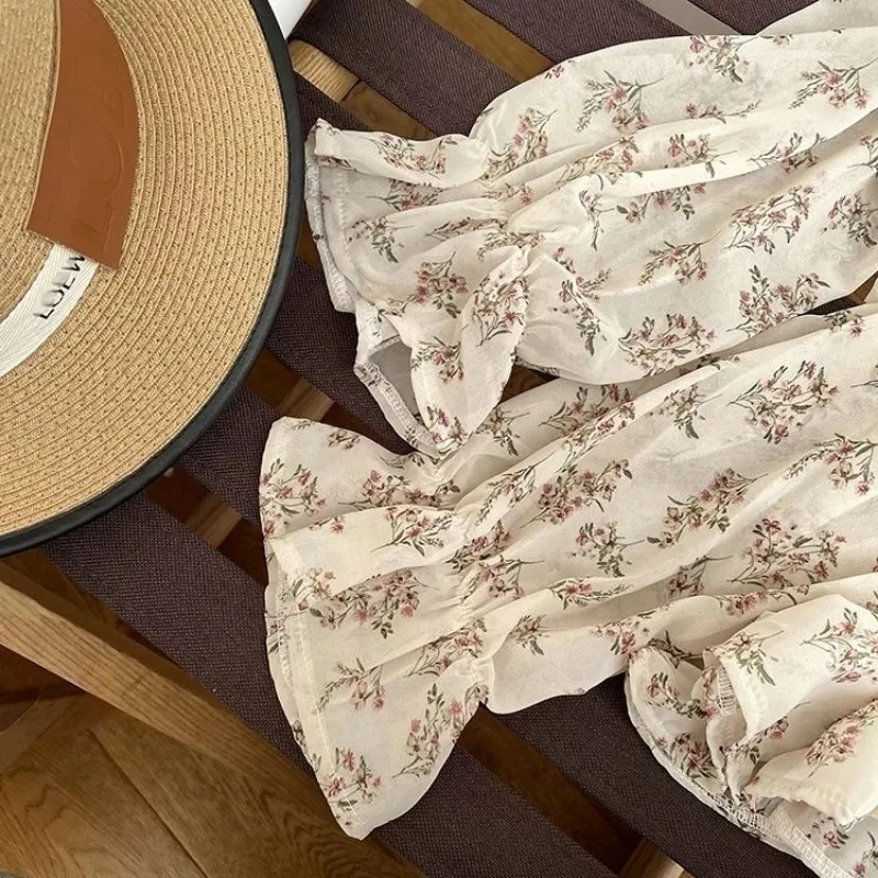 Camisa floral de gasa de manga acampanada con estampado de temperamento protector solar de manga larga versátil de otoño para mujer