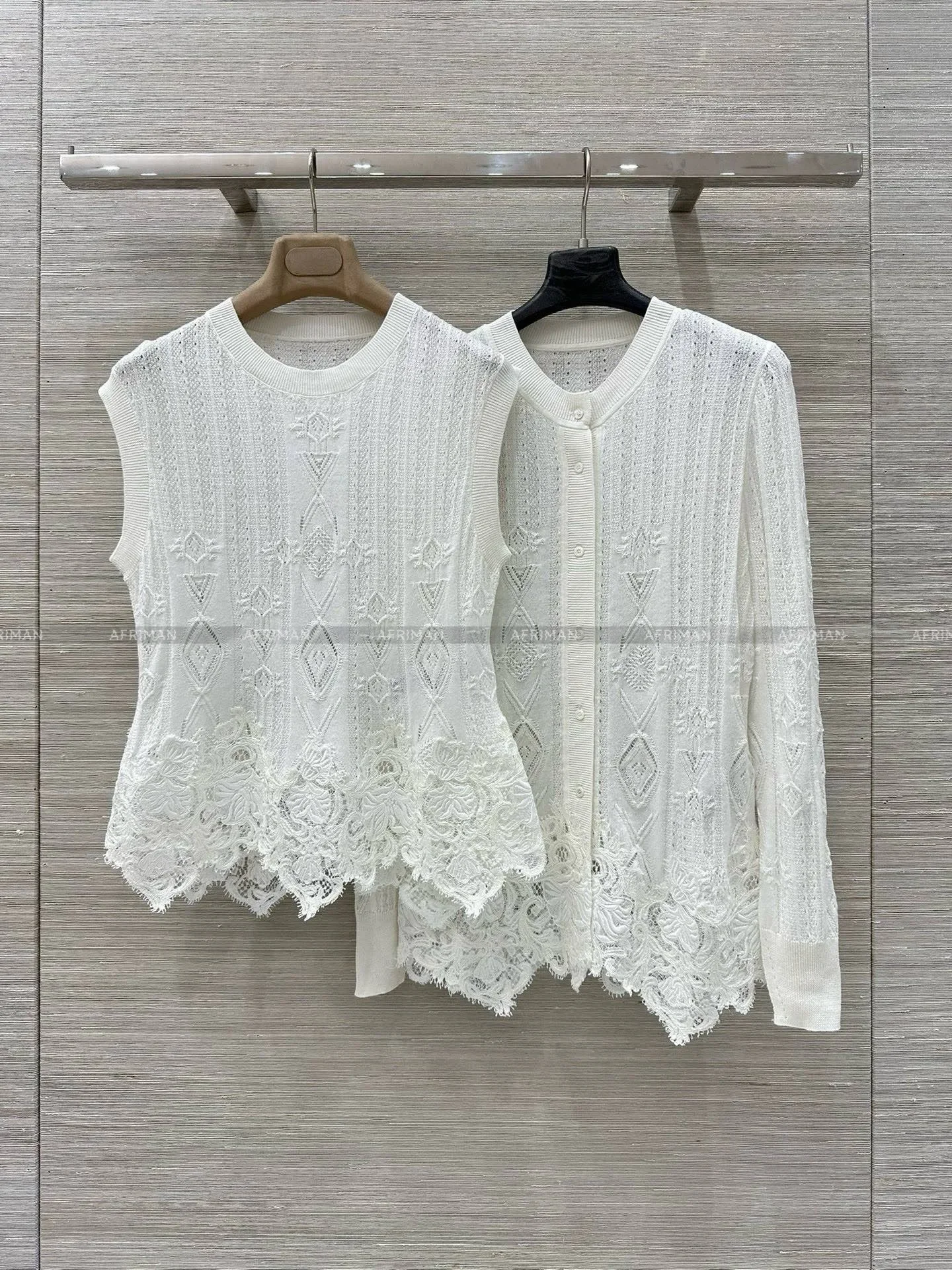 

Женский белый кардиган с кружевной вышивкой и расклешенными рукавами