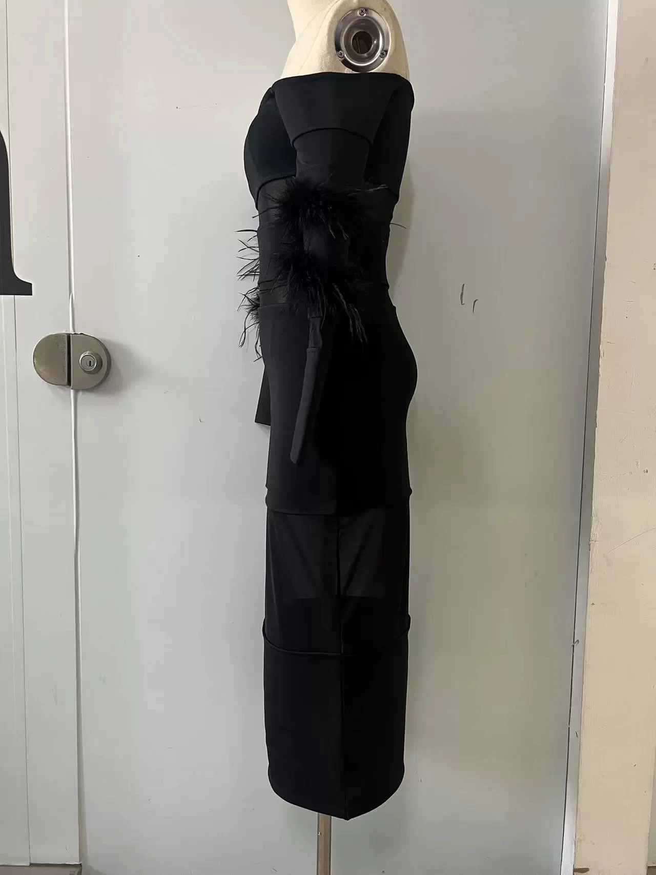 فستان نسائي جديد بأكمام طويلة 2025 من الريش الشبكي بكتف واحد مثير بأشرطة ضيقة-GZXX1078