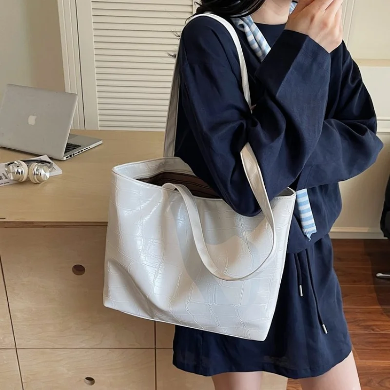 

Simple Vintage Tote Handbag For Stylish Women With Large Capacity Leather And Luxury Minimalist Superstar
