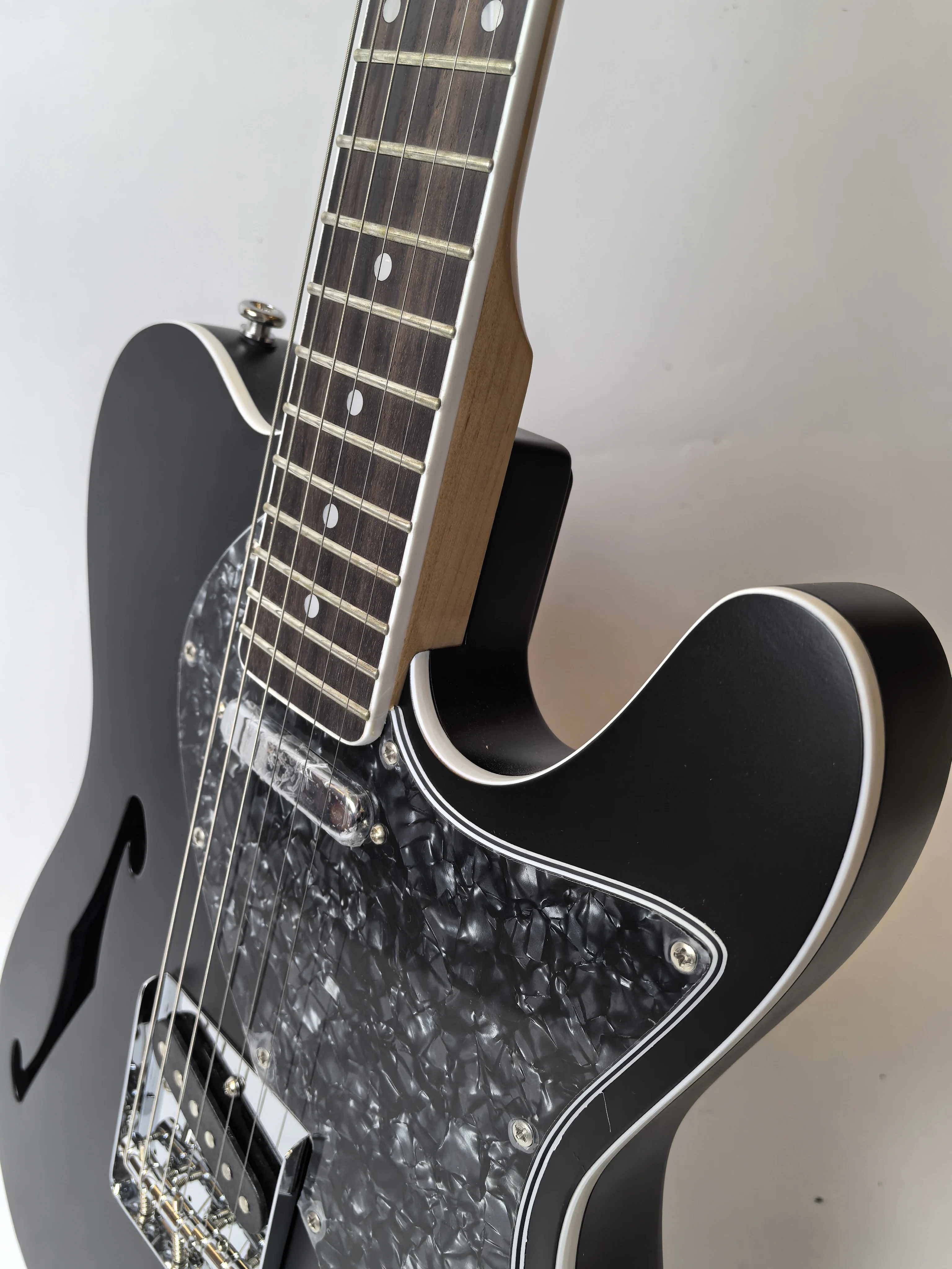 جيتار كهربائي من خشب الماهوجني مكون من 6 أوتار، مع معالجة بحافة بيضاء، وحنق برأس مستدير! لمسة نهائية سوداء غير لامعة، متوفرة في المخزون!