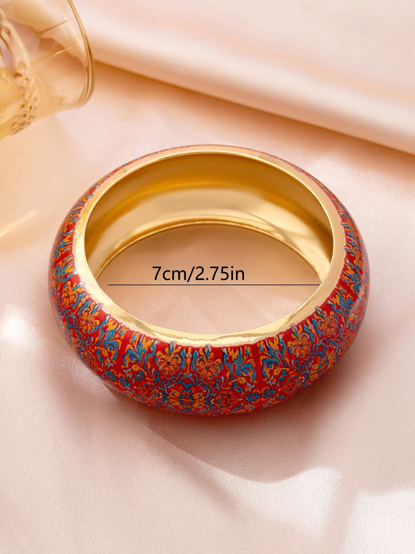 A Single Piece of Chinese-Style Gorgeous Retro-Style Hand-Painted Enamel Bracelet for Women, Featuring a Red Background with Blue and Gold Floral Motifs and a Gold Interior Design, with Richly Colored Traditional Chinese Patterns, a Women's Accessory Suitable for Weddings, Festivals, and Parties