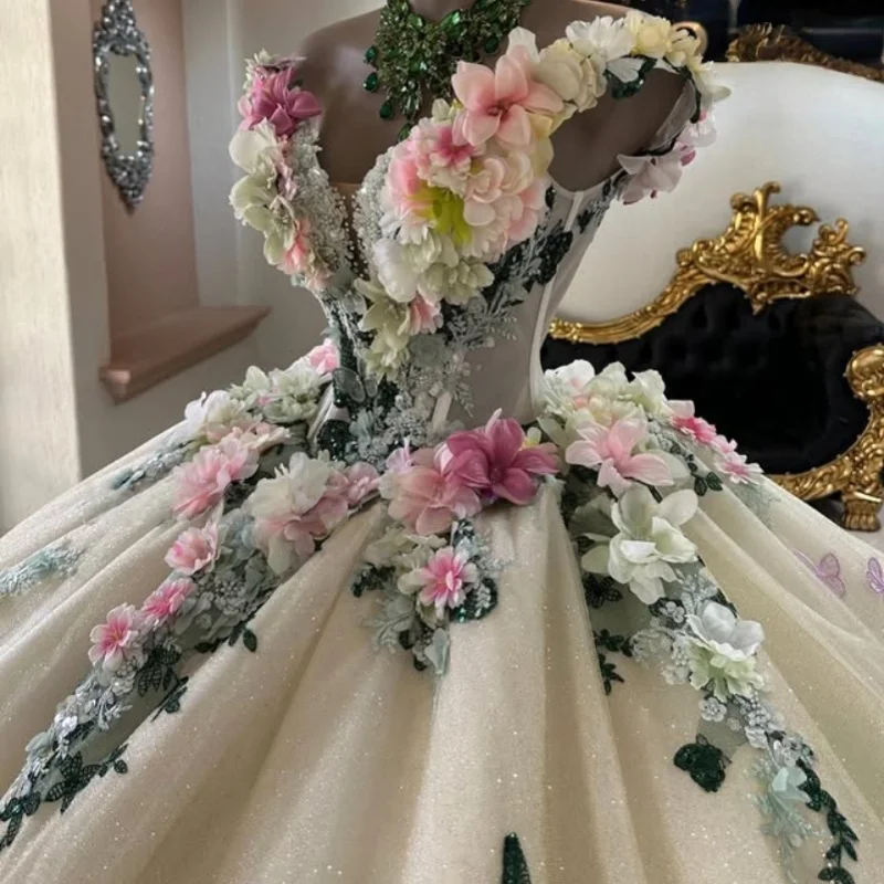 グリーンのキンセアニェーラドレス、クリスタルグリッター、3Dフラワーデカール、レースレイヤリング、ロングテール、ボウ、ベスティドス・デ・15、キンセアニェーラ ﻿ カスタマイズ