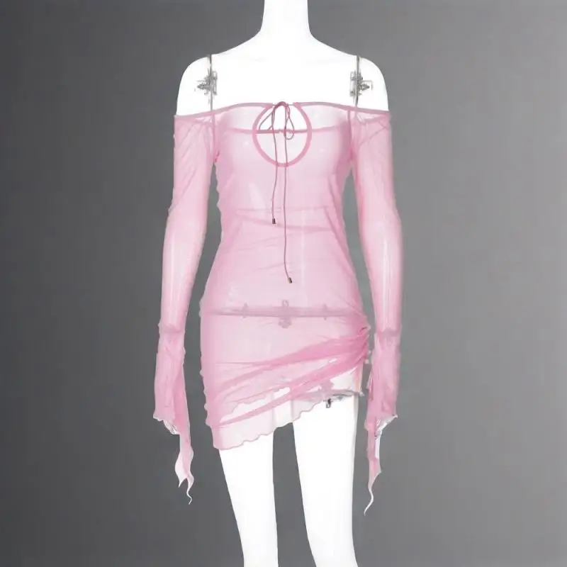 Nieuwe sexy jurk uit 2022, een aansluitende korte jurk met lange mouwen, doorzichtige, uitgesneden en vetersluiting in strandstijl met één schouder