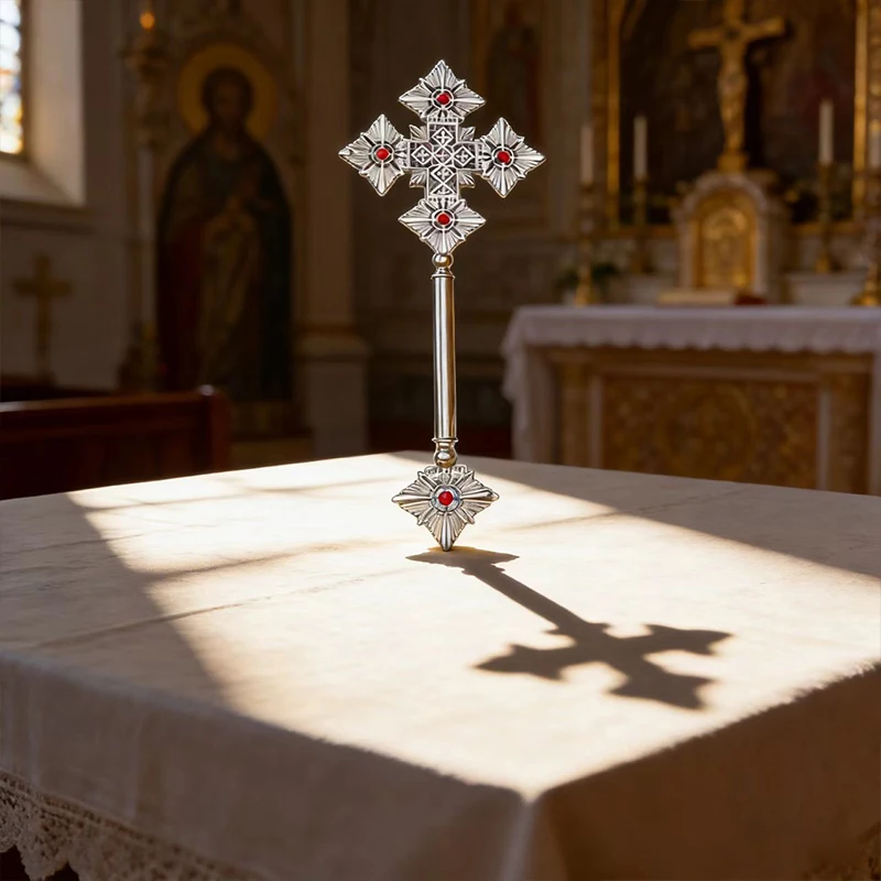 Neues traditionelles vergoldetes orthodoxes Standkreuz mit roten Emaille-Details für die Präsentation am Kirchenaltar und liturgische Feierlichkeiten – Detail 11