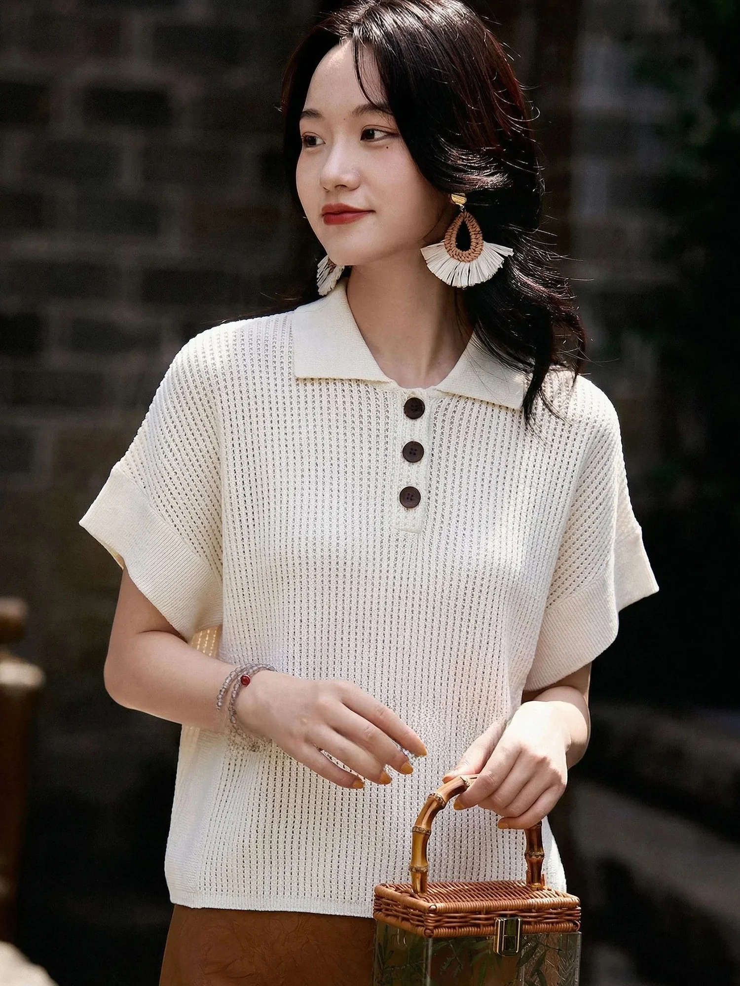 

Chivirin Linen Neck Short Sleeve Hollow Knitted T-Shirt Women Summer Slimming Anti-Aging Top Casual Style Regular Fit