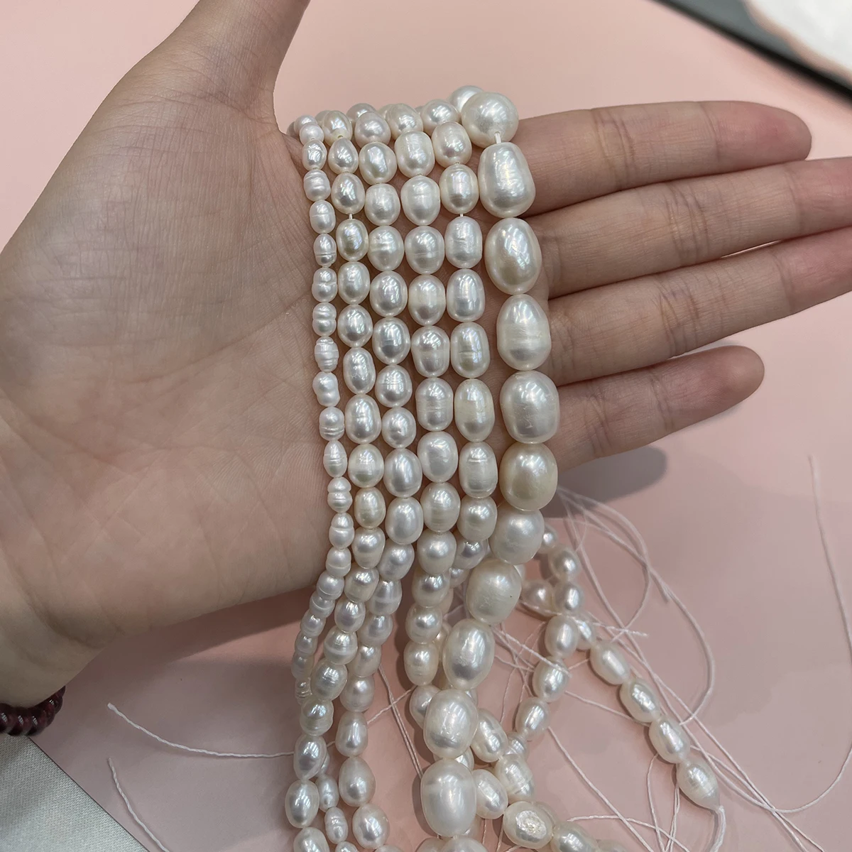 AA DIY Reisperlen, natürliche Süßwasserperlen, 3–10 mm, zum Basteln von Schmuck, für DIY-Halsketten, Armbänder, Ketten und Ohrringe. – Detail 1