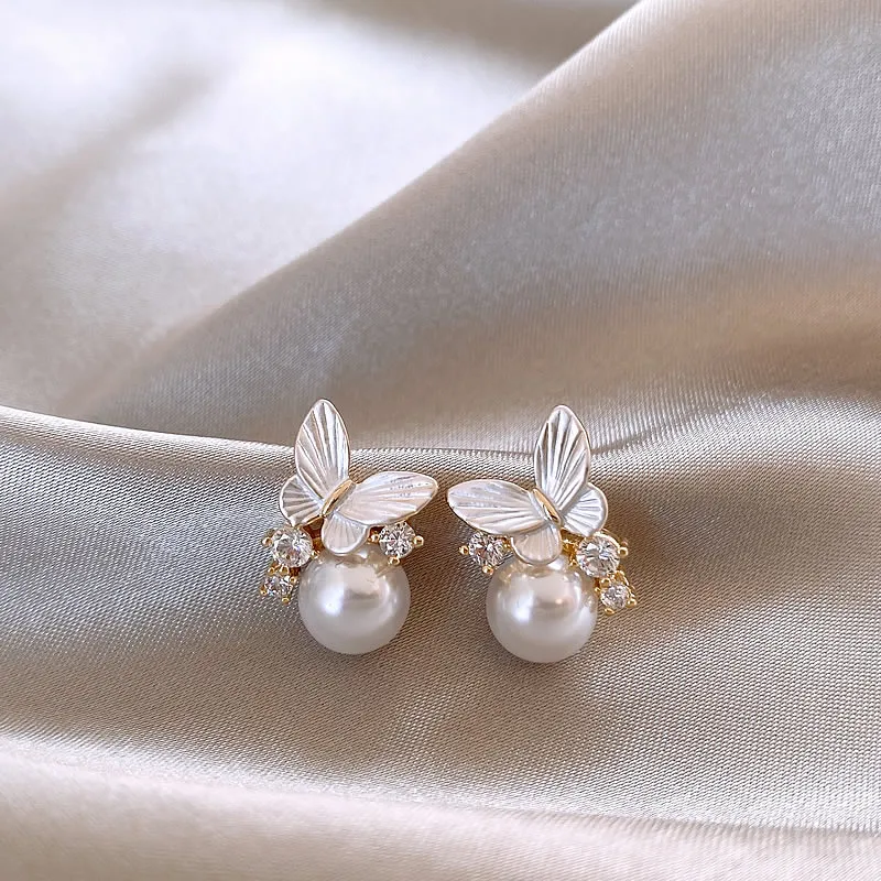 تصميم الشعور الأبيض فراشة مايكرو مطعمة الزركون أقراط اللؤلؤ 2025 مجوهرات جديدة أنيقة وعصرية إكسسوارات الأذن للنساء