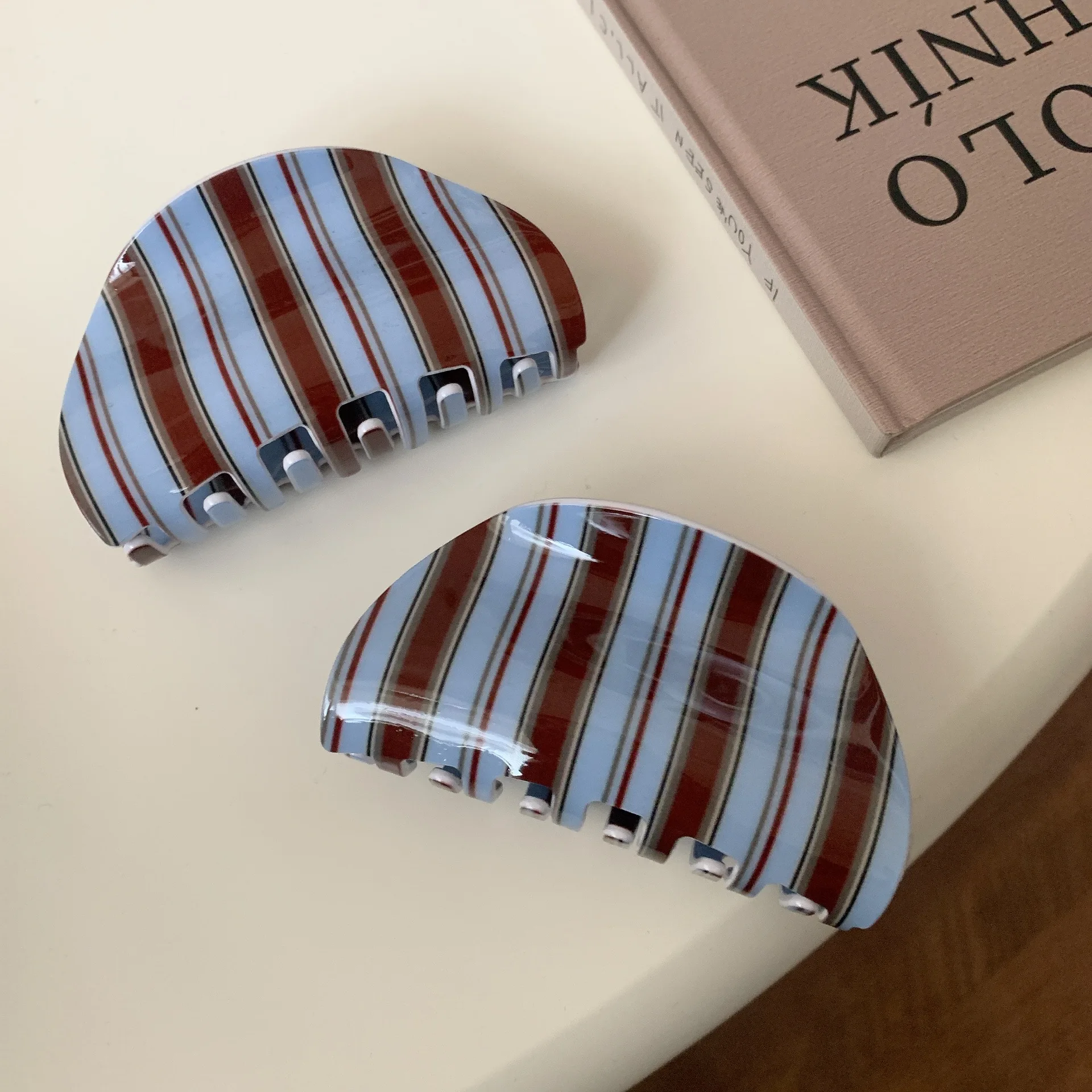 

NEW 8CM Blue Coffee Stripe Series Acrylic Hair Claw French Retro Claw Clips Trendy Hair Clips for Women Girls Hair Accessories