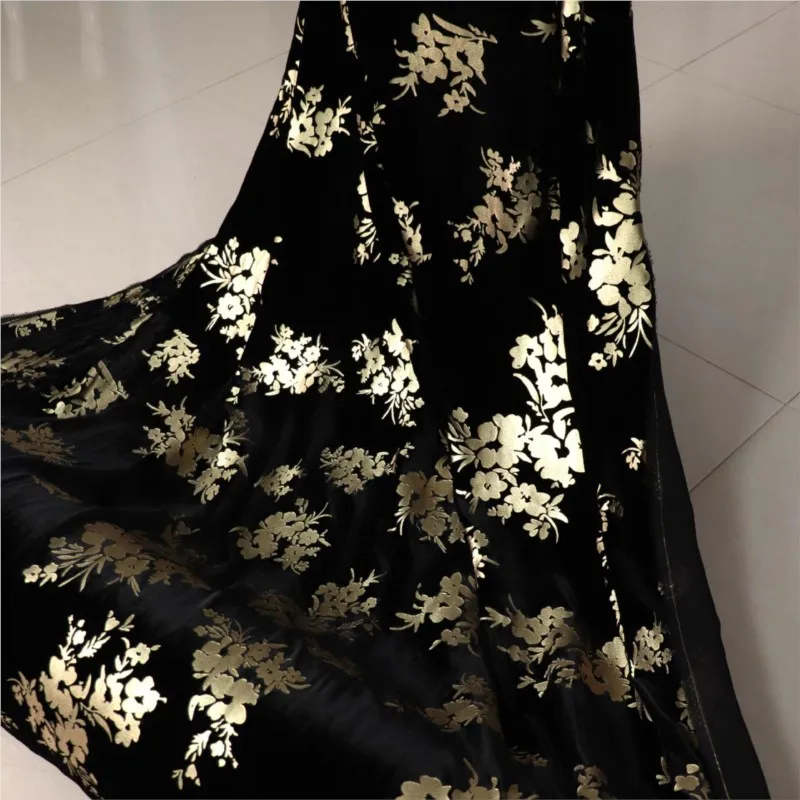 

High-quality women's fabric for shirts nightgowns and cheongsams made of woven silk gold-embossed viscose velvet