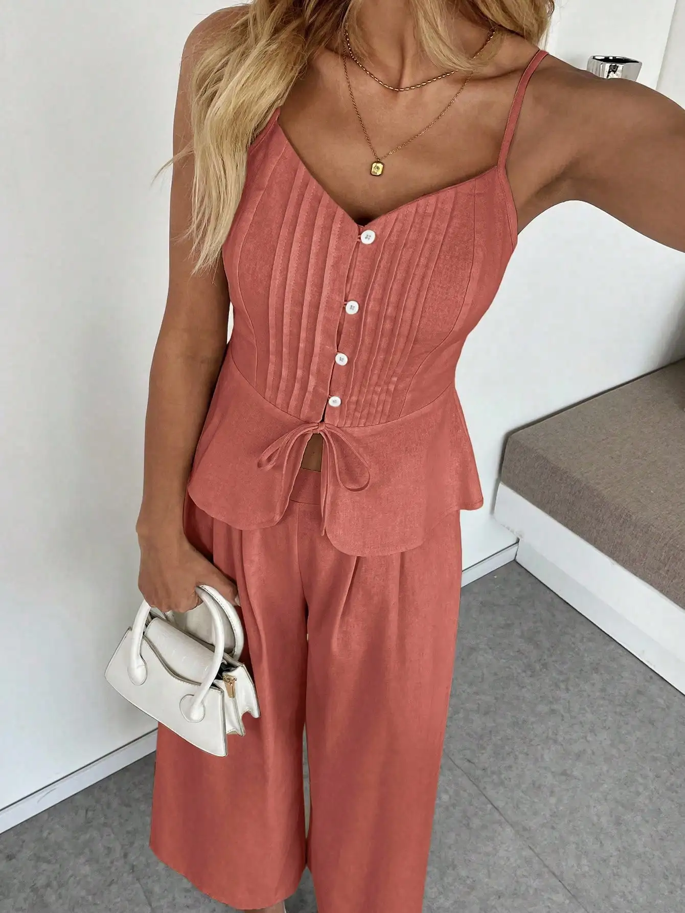 

Женский льняной комплект: топ без рукавов на пуговицах и брюки с широкими штанинами