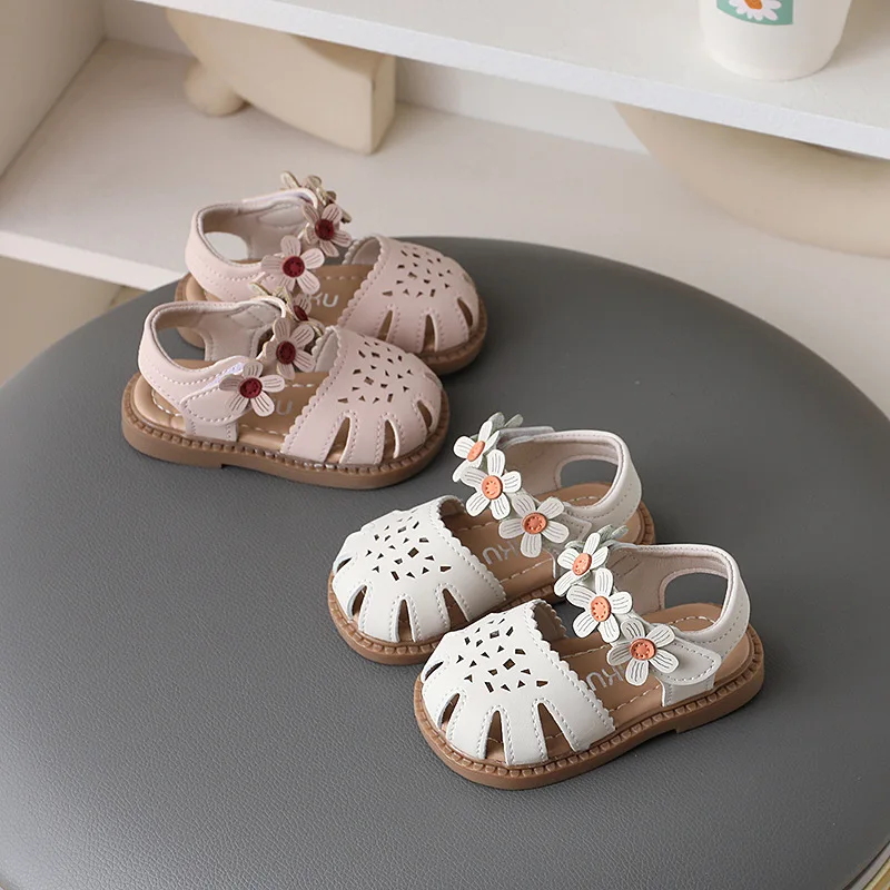 

Summer new 1-3 years old 2 girls Bao head flower decoration non-slip soft soled sandals