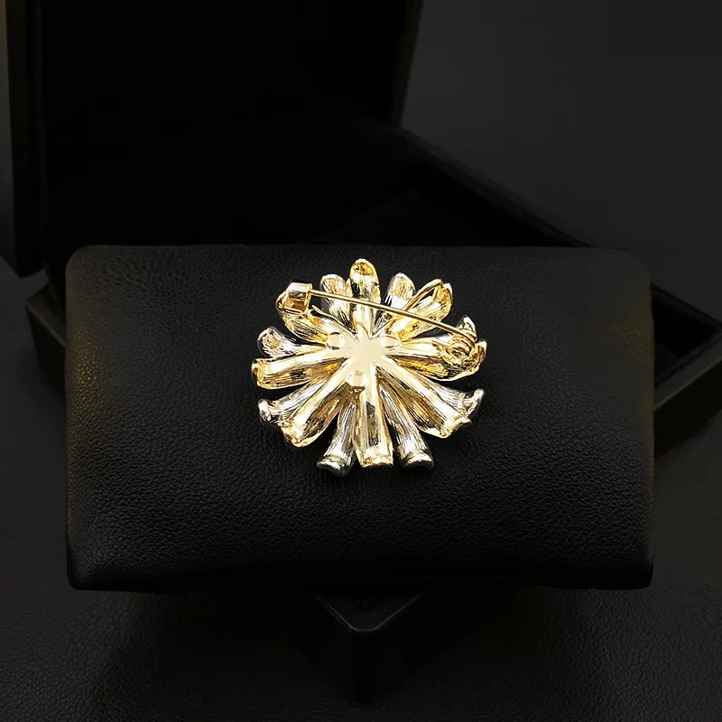 Unique Sun Flower Brooch Women's Exquisite Crystal Daisy Suit Neckline Collar Pin Ornament Blue Jewelry Clothes Accessories 5723