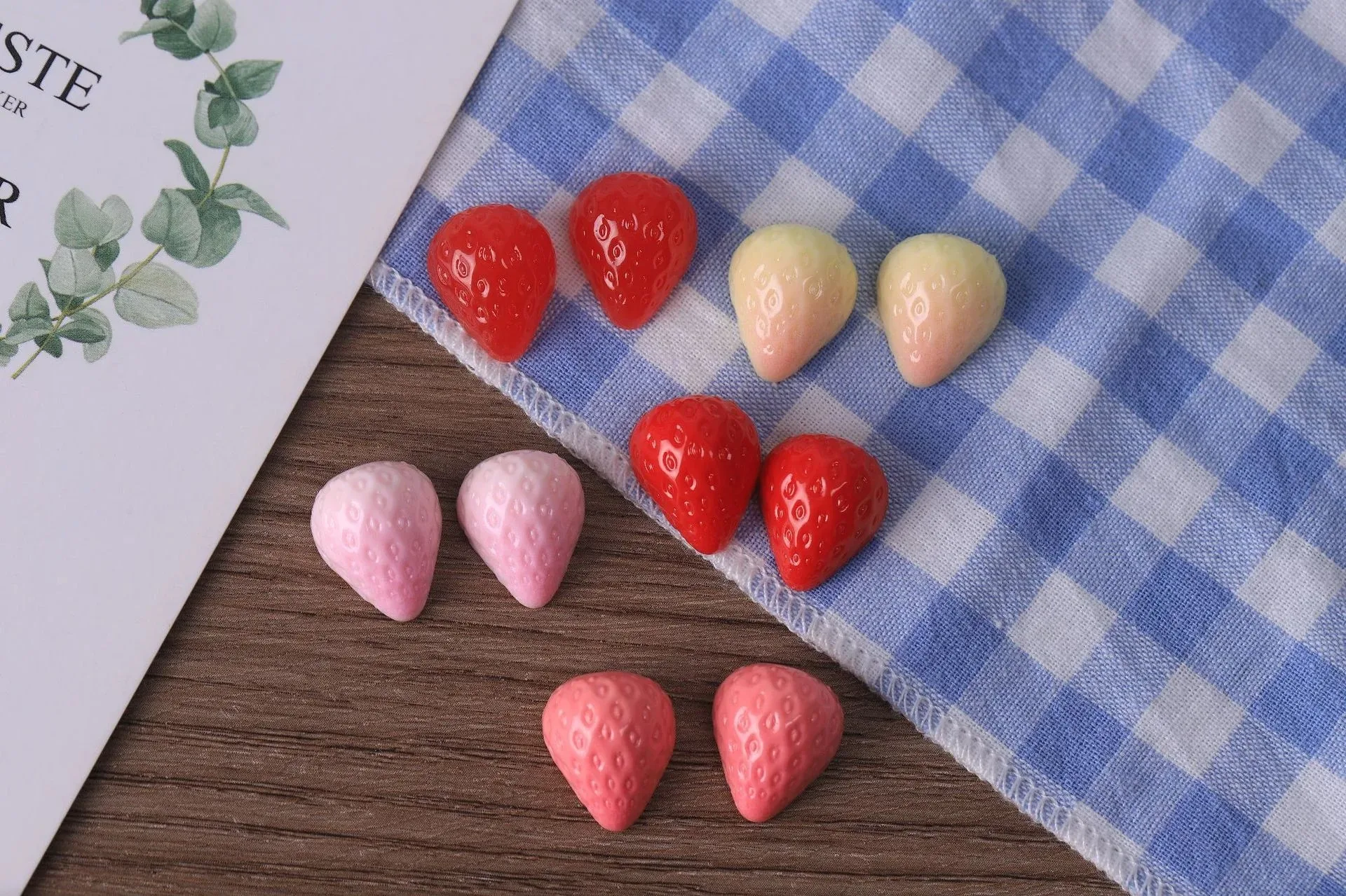 10 Stück Simulierte Miniatur-Erdbeeren aus Harz, Handgefertigte 3D-Erdbeer-Dekofiguren – Detail 7