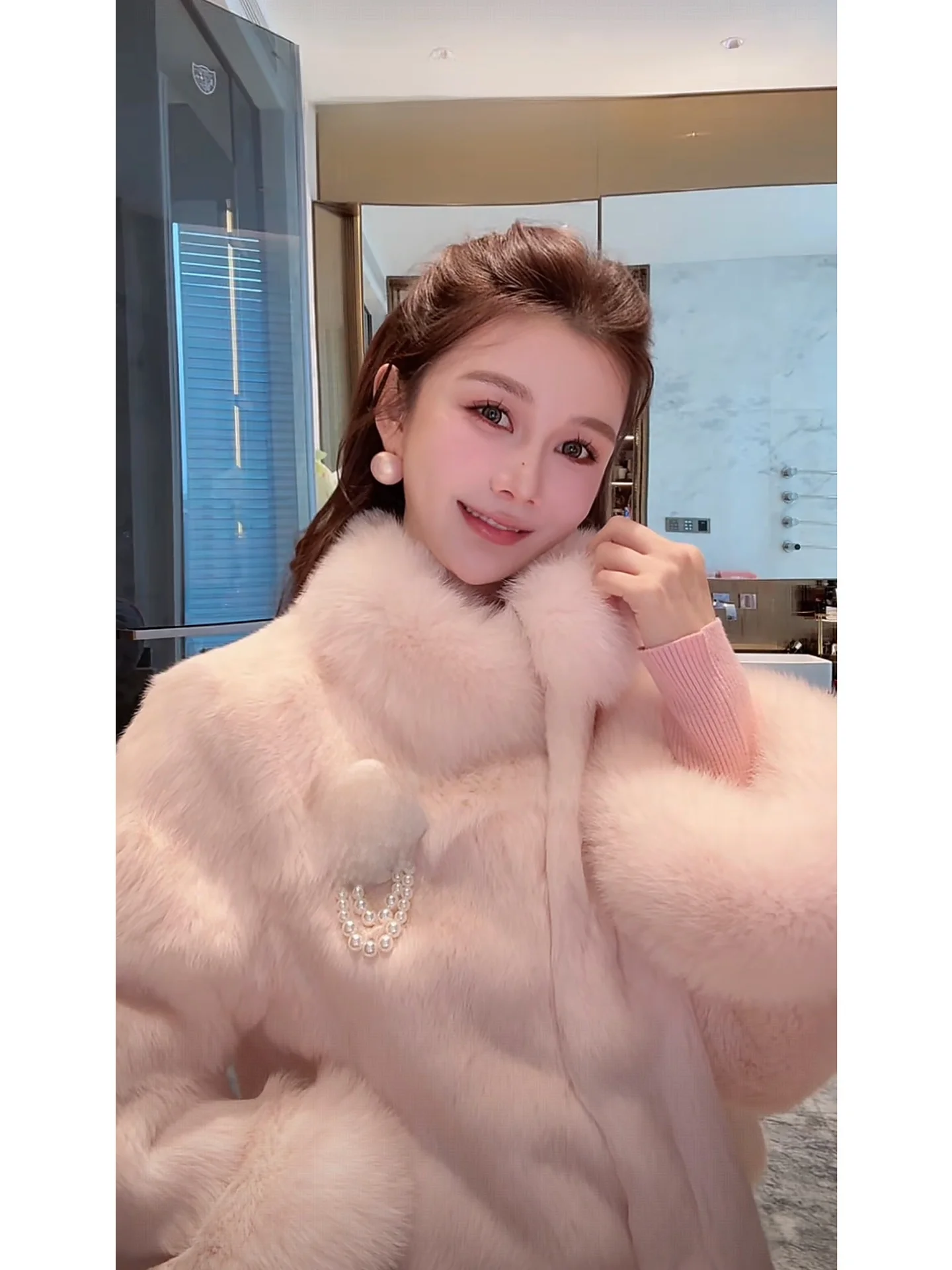 

Пальто AZZHEN Milk Rabbit Bubble Warmth из искусственного меха с лоскутным дизайном и длинными рукавами для женщин на зимний сезон