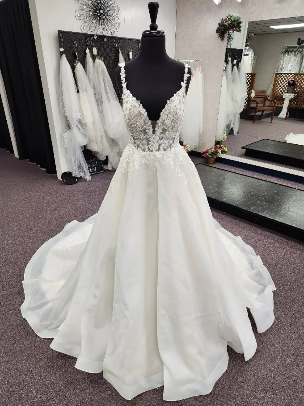Lakshmigown A-Linien-Brautkleid aus Organza mit Spaghettiträgern, floraler Spitze und Perlenbesatz, tiefem V-Ausschnitt am Rücken und Schleppe, nach Maß anfertigbar – Detail 7
