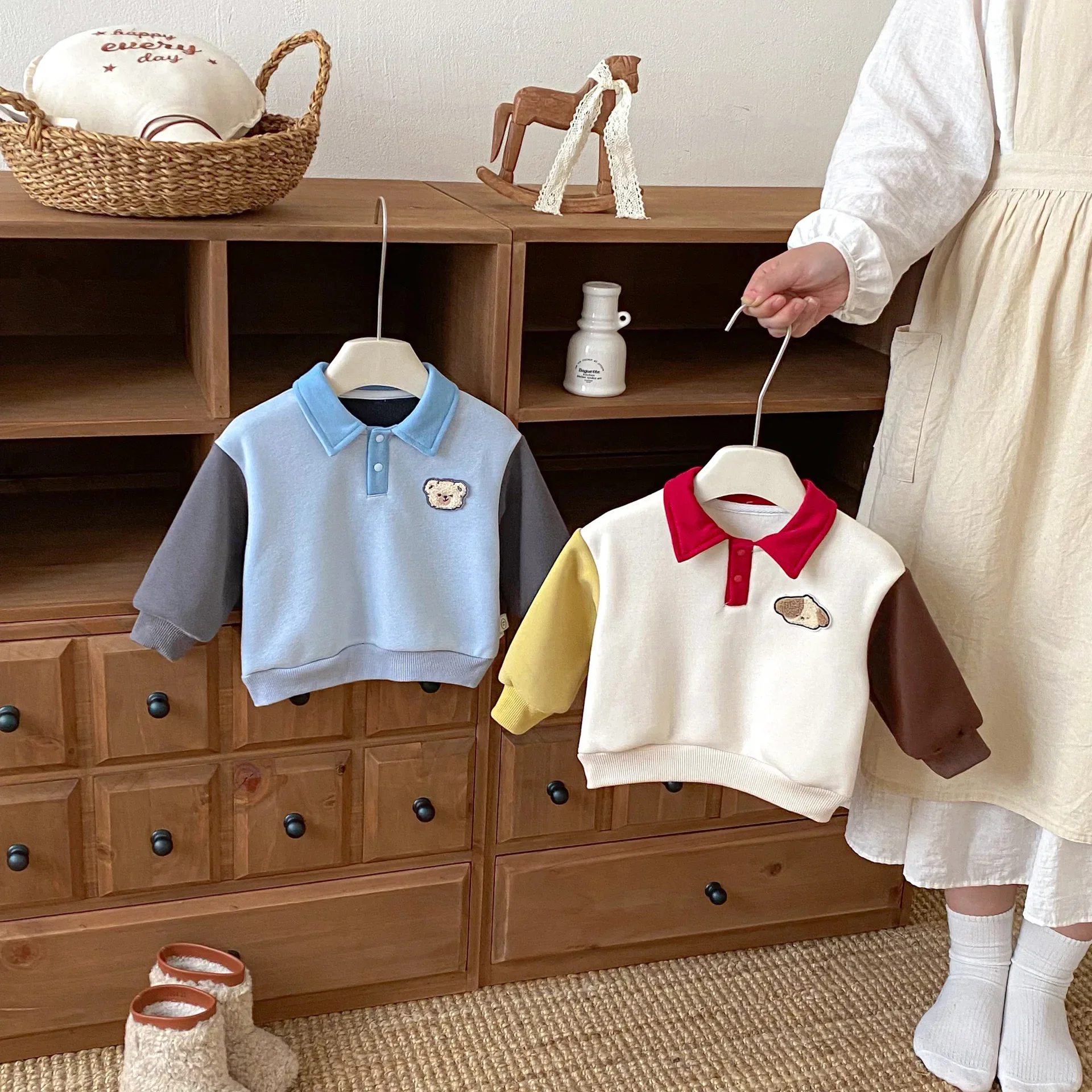 

Детский флисовый свитшот в корейском стиле, консервативный воротник-поло, цветной блок, зимний топ с мультяшной нашивкой для мальчиков и длинными рукавами