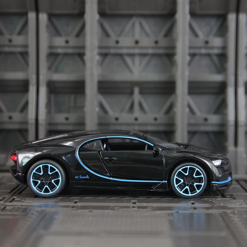 1: 32 simulation Bugatti Chiron alloy car model, doors and hood can be opened, tail wing can be raised, sports car gift