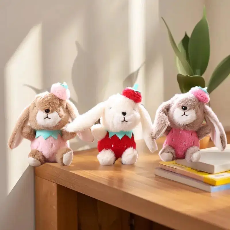Adorável pingente de boneca de coelho, chaveiro de brinquedo de pelúcia, mini design de morango de casal, acessório de mochila elegante, ideal para meninas