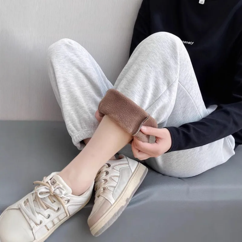 Pantaloni sportivi da donna in pile Pantaloni casual con ricamo a contrasto di colore Peluche Addensare Pantaloni Harem Pantaloni sportivi elastici a vita alta