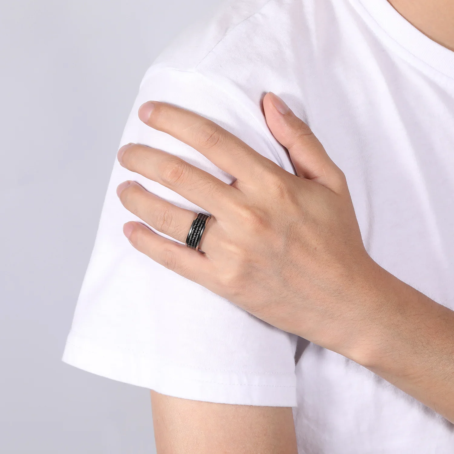 Tigrade Schwarzer Ring für Mann und Frau, Titan, Bibelvers, Kreuz, Jesus-Ring, 8 mm breit, englisch, Unisex, christlicher Ring, religiös, Größe 5-15 – Detail 3