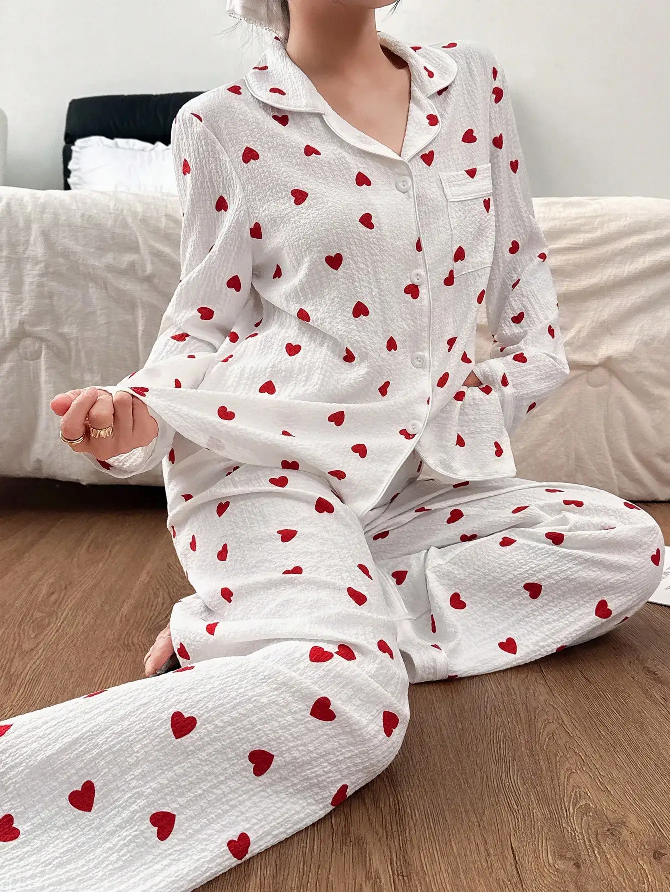 

Women's White Crinkle Heart Print Pajama Set with Collar and Buttons
