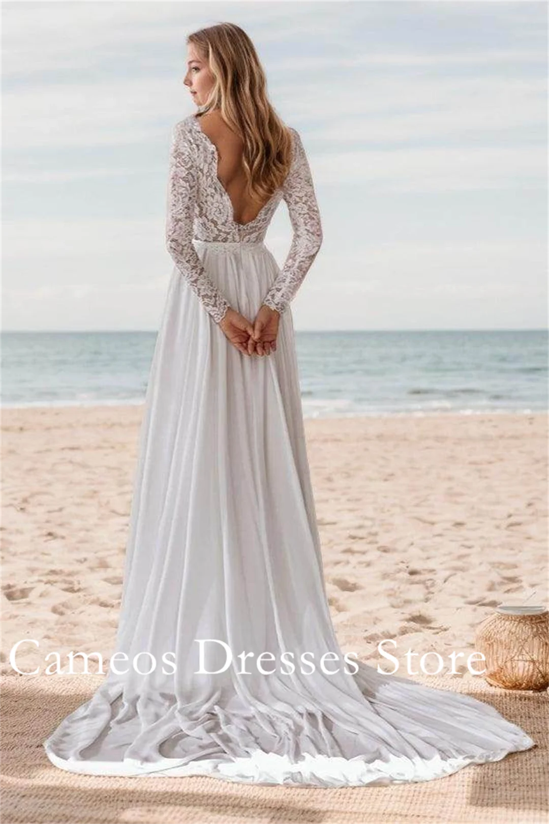 ชุดแต่งงานชายหาดลูกไม้คอวีลึกแบบสั่งตัดของ SONDR ชุดเจ้าสาวโบฮีเมียนผ้าชีฟองเรียบง่ายผ่าข้าง ชุดเจ้าสาวสำหรับผู้หญิง