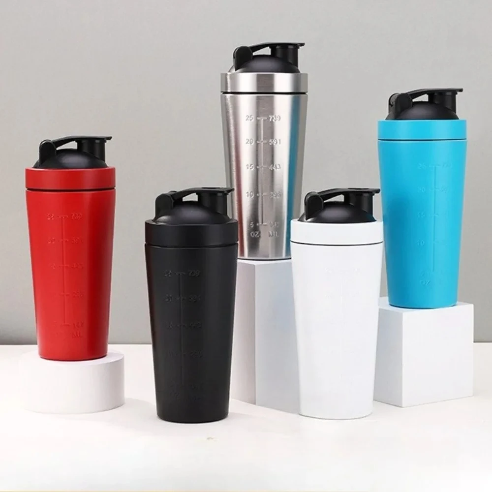 Garrafa de agitação de proteína premium de 700ml com bola de aço inoxidável de metal Garrafa de água esportiva de grande capacidade para batidos de proteína
