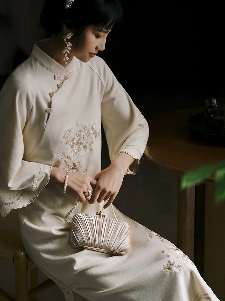 

Вязаное платье Jiangnan Sle White с вышивкой, улучшенная версия 2024 года, осенне-зимняя мода, для свадебной церемонии и прогулок...