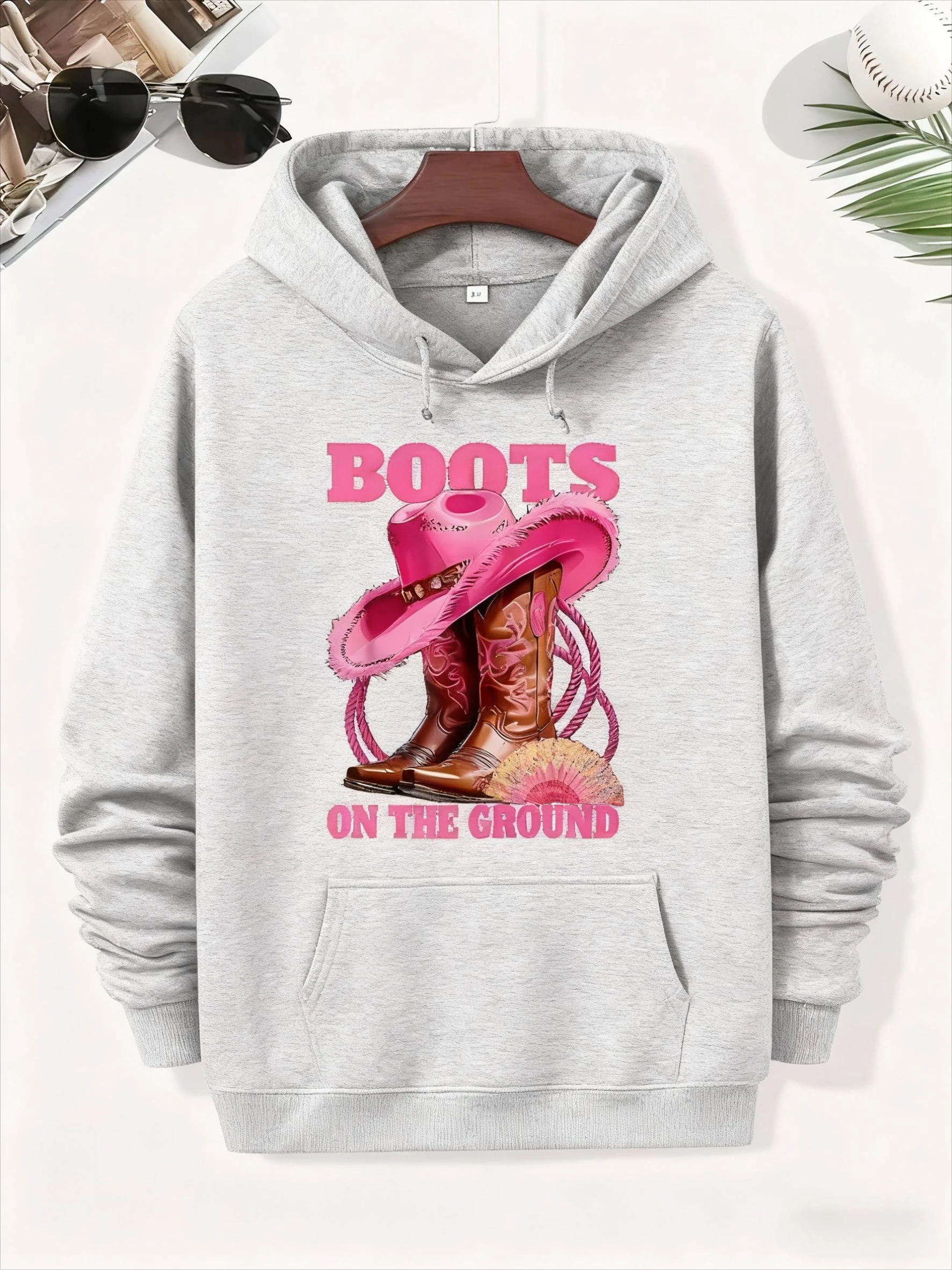 Um pulôver elegante e solto com capuz e um bolso frontal, um design solto de mangas compridas e estampas de letras para homens e mulheres