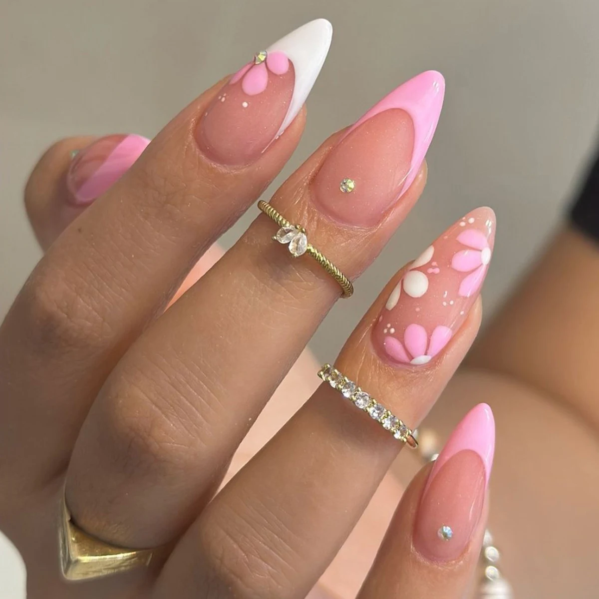 

Полный набор из 24 длинных накладных ногтей в форме миндаля с красочными цветочными узорами и трехмерным 3D-дизайном со стразами, Includi.