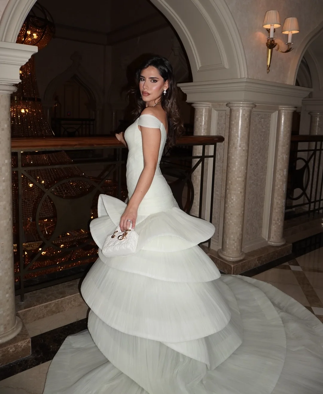 Meetlove بسيط مخصص عاري الكتفين ورقبة على شكل حرف v بدون أكمام طول الكاحل طيات بيضاء أنيقة للنساء للحفلات 2025