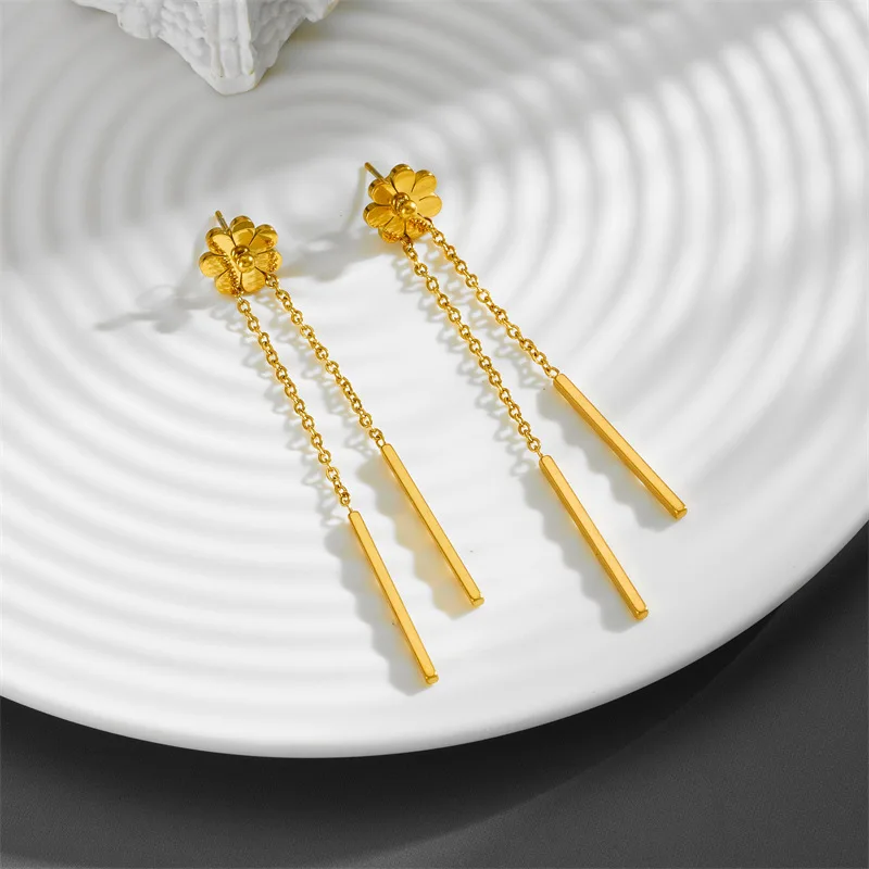 Brincos elegantes de aço de titânio com pequena margarida, banhados a ouro 18K, joias à prova d'água de baixa alergia, adequados para mulheres e meninas, presente