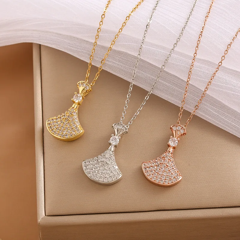 

The 2025 new trendy DIY accessory The diamond-encrusted heart-shaped necklace is fashionable516549665131354