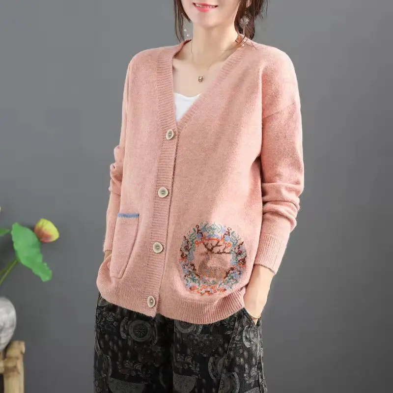 Autumn New Retro Loose Versatile Women\'s Patchwork V-neck Button Pocket Cardigan Sweater Embroidered Long Sleeved Knitted Top