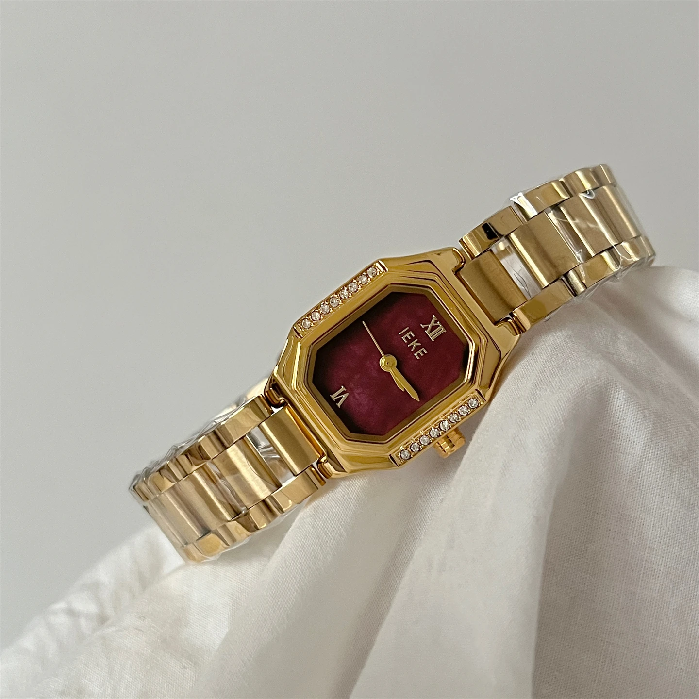 Elegant Women'S WristwatchNew HighEnd SelectionSophisticated Red And Gold Design, Versatile And Retro Style, Simple Steel Band.